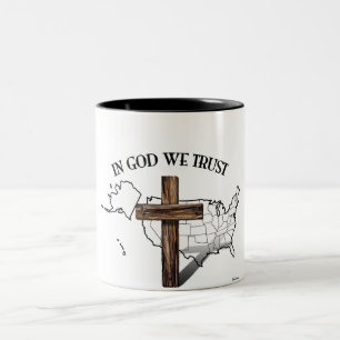 Caneca De Café Em Dois Tons Em Deus Confiamos com cruz robusta e contorno dos