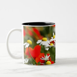 Caneca De Café Em Dois Tons Em Um Campo de Poppies Ser Uma Margarida