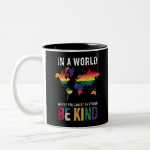 Caneca De Café Em Dois Tons Em Um Mundo Onde Você Pode Ser Qualquer Coisa