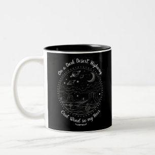 Caneca De Café Em Dois Tons Em uma Escura Rodovia do Deserto Viagem Montanha A
