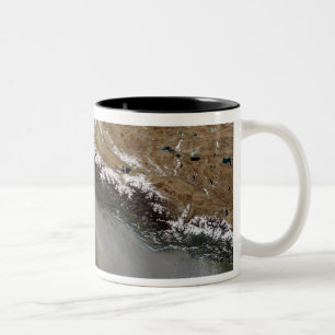 Caneca De Café Em Dois Tons Embaçamento ao longo das montanhas de Himalaya