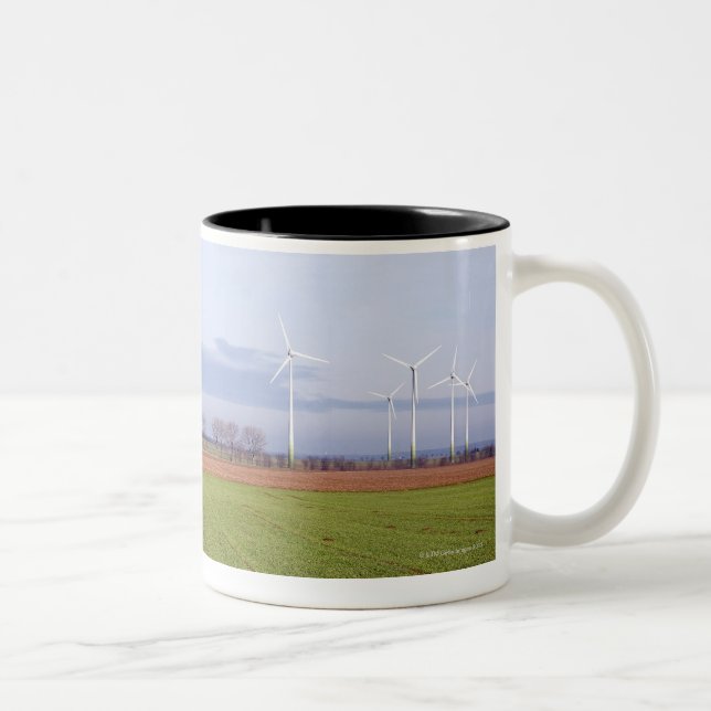 Caneca De Café Em Dois Tons Energia limpa por muitas turbinas eólicas em (Direita)