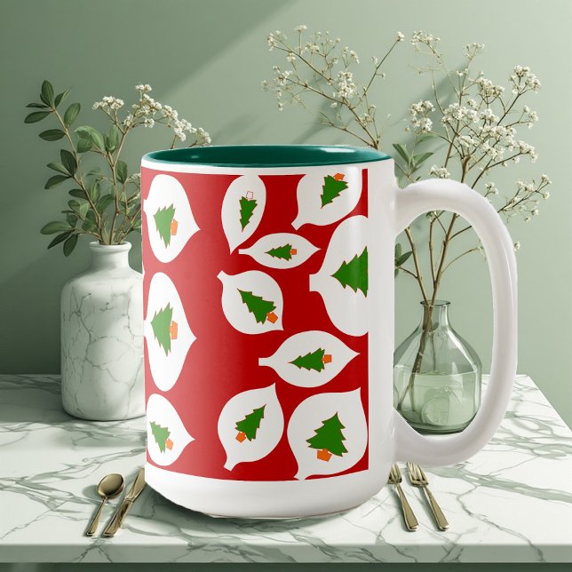 Caneca De Café Em Dois Tons Enfeites de natal Vermelho de Árvore Verde (Greenery Christmas Tree Ornament Red Decorative Two-Tone Coffee Mug)