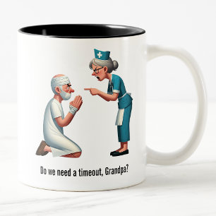Caneca De Café Em Dois Tons Enfermeira derruba um paciente idoso entubado