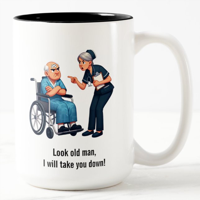 Caneca De Café Em Dois Tons Enfermeira Irritada Lidando com Paciente Idoso Tei (Criador carregado)