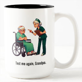 Caneca De Café Em Dois Tons Enfermeira Irritada Lidando com Paciente Idoso Tei