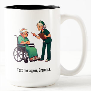 Caneca De Café Em Dois Tons Enfermeira Irritada Lidando com Paciente Idoso Tei