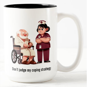 Caneca De Café Em Dois Tons Enfermeira Irritada Repreendendo Paciente Embriaga