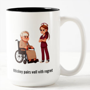 Caneca De Café Em Dois Tons Enfermeira Irritada Repreendendo Paciente Embriaga