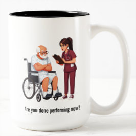 Caneca De Café Em Dois Tons Enfermeira Lidando com Paciente Idoso Egoísta