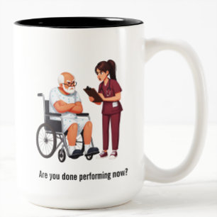 Caneca De Café Em Dois Tons Enfermeira Lidando com Paciente Idoso Egoísta 