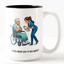 Caneca De Café Em Dois Tons Enfermeira Lidando com Paciente Idoso Egoísta