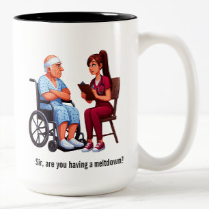 Caneca De Café Em Dois Tons Enfermeira Lidando com Paciente Idoso Egoísta