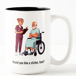 Caneca De Café Em Dois Tons Enfermeira Lidando com Paciente Idoso Egoísta