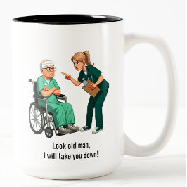 Caneca De Café Em Dois Tons Enfermeira Lidando com Paciente Idoso Egoísta