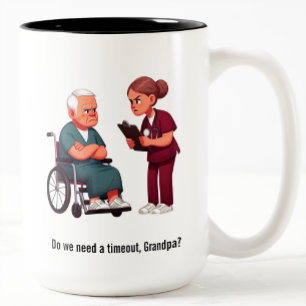 Caneca De Café Em Dois Tons Enfermeira Lidando com Paciente Idoso Egoísta