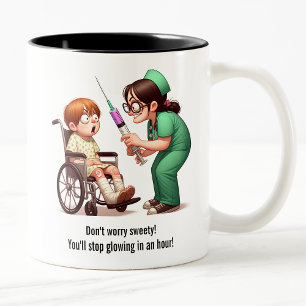 Caneca De Café Em Dois Tons Enfermeira tira a grande Agulha