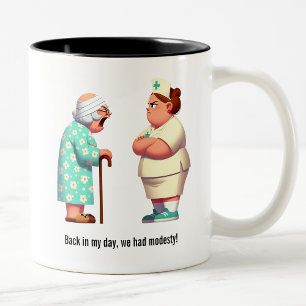 Caneca De Café Em Dois Tons Enfermeira virada para fora com vovó suja