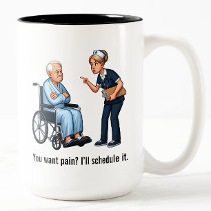 Caneca De Café Em Dois Tons Enfermeira Zangada Lidando com Paciente Idoso Teim