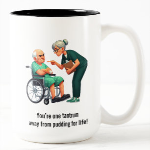 Caneca De Café Em Dois Tons Enfermeira Zangada Lidando com Paciente Idoso Teim