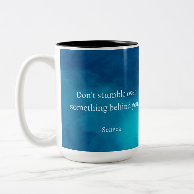 Caneca De Café Em Dois Tons Enfoque-se para frente, não tropece no passado (Esquerda)