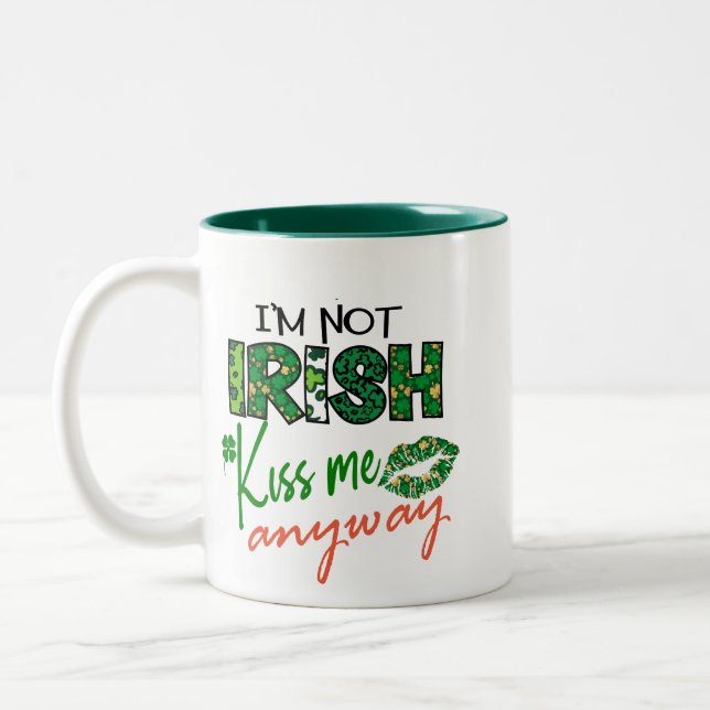 Caneca De Café Em Dois Tons Engraçado "Beije-me, não sou irlandês" (Esquerda)