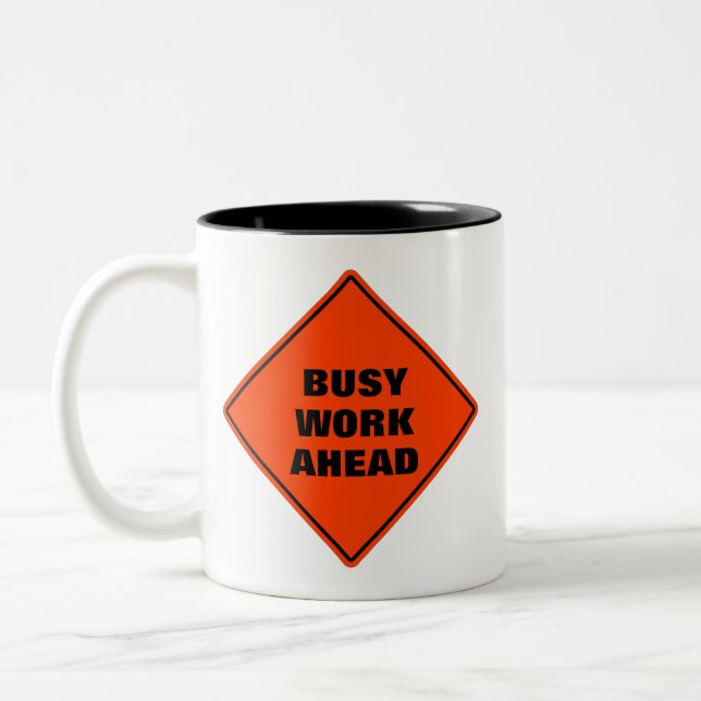 Caneca De Café Em Dois Tons Engraçado laranja ocupado trabalhando na frente si (Esquerda)