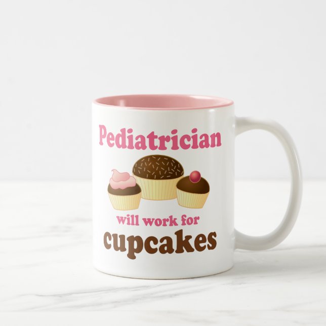 Caneca De Café Em Dois Tons Engraçado trabalhará para o pediatra dos cupcakes (Direita)