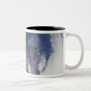 Caneca De Café Em Dois Tons Erupção do vulcão de Sarychev