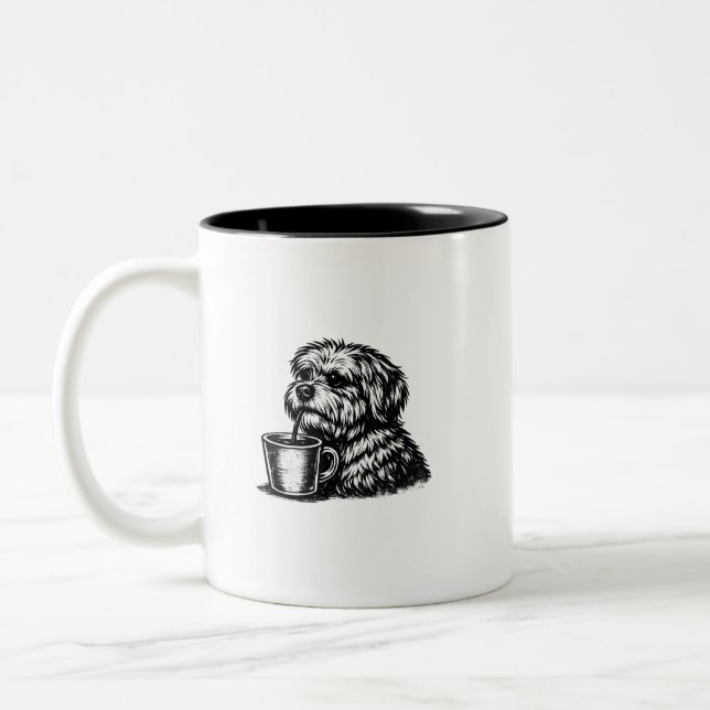 Caneca De Café Em Dois Tons Esboço engraçado de cão desgrenhado bebendo café e (Esquerda)