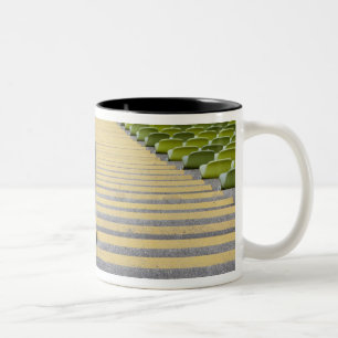 Caneca De Café Em Dois Tons Escadaria do estádio entre fileiras de assentos