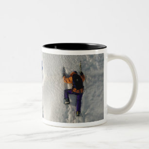 Caneca De Café Em Dois Tons Escalada no gelo no glaciar Tasman abaixo do Monte