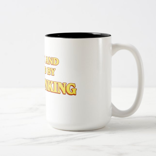 Caneca De Café Em Dois Tons Escrito e Dirigido por Overthinking Shirt (Direita)
