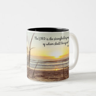 Caneca De Café Em Dois Tons Escritura da família de praia,