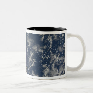Caneca De Café Em Dois Tons Esforço do vaivém espacial e uma nave espacial d