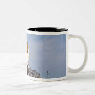 Caneca De Café Em Dois Tons Esforço do vaivém espacial na plataforma de