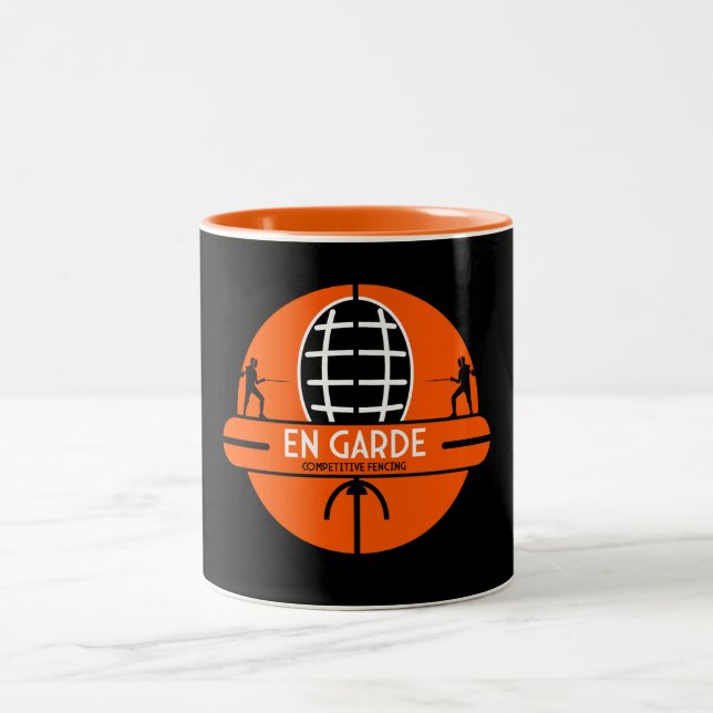 Caneca De Café Em Dois Tons Esgrima de Espadas Competitiva (Centro)