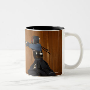 Caneca De Café Em Dois Tons Esgrimista de Kendo que pratica 2