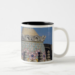 Caneca De Café Em Dois Tons Espanha, Catalunha, Barcelona. Telhado de Barcelon