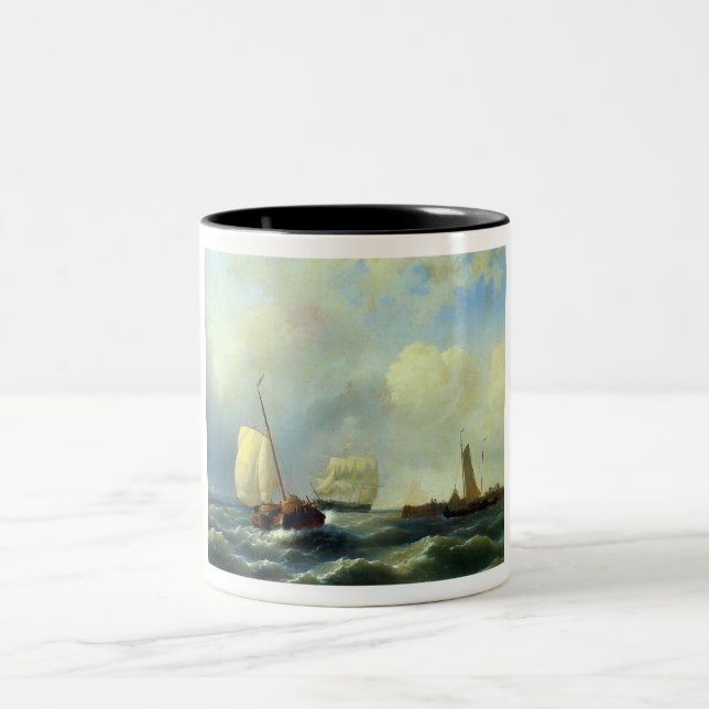 Caneca De Café Em Dois Tons Espirando A Costa Em Um Dia De Amamentação (Centro)
