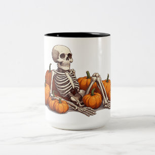 Caneca De Café Em Dois Tons Esqueleto Relaxado Entre Abóboras da Colheita 🎃