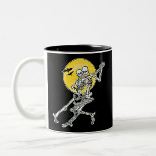 Caneca De Café Em Dois Tons Esqueletos da dança do Dia das Bruxas