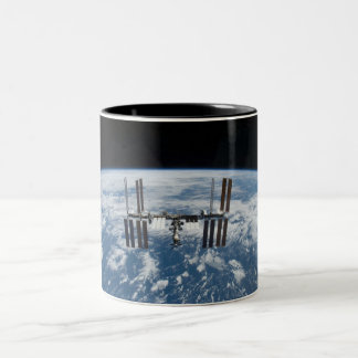 Caneca De Café Em Dois Tons Estação espacial internacional -- Visto de