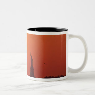 Caneca De Café Em Dois Tons Estátua da Liberdade, Porto de Nova York, NY, EUA,