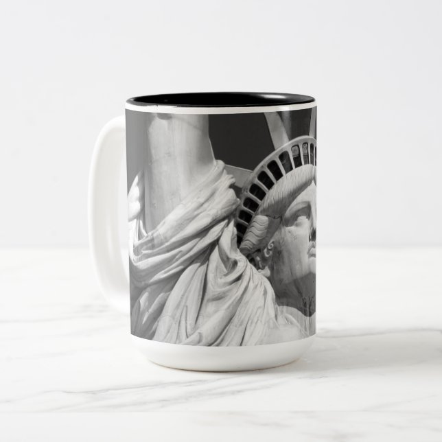 Caneca De Café Em Dois Tons Estátua Negra e Branca da Liberdade (Frente Esquerda)