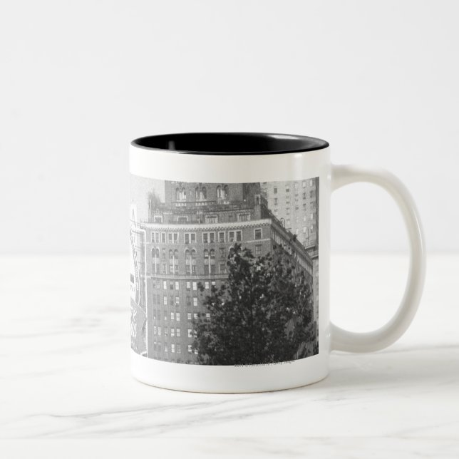 Caneca De Café Em Dois Tons Estátua no quadrado de cidade americano B&W (Direita)