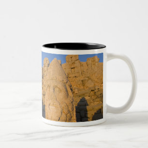 Caneca De Café Em Dois Tons Estátuas de cabeça colossal dos Deuses guardando o