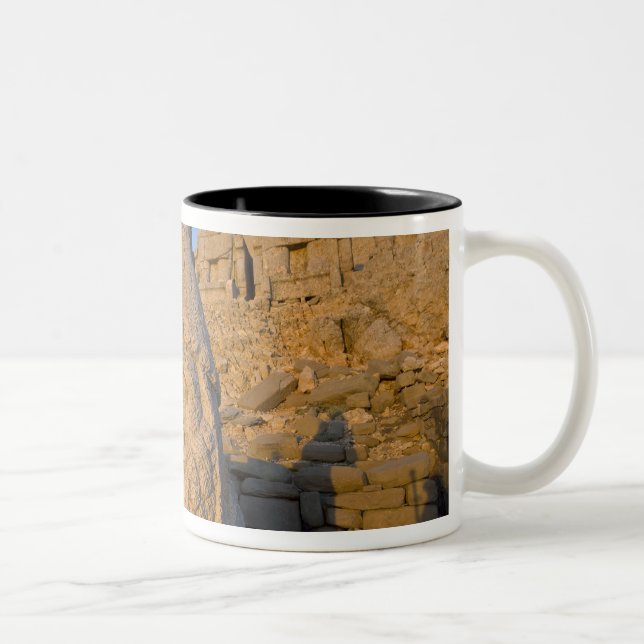 Caneca De Café Em Dois Tons estátuas de cabeças colossais de Deuses guardando  (Direita)