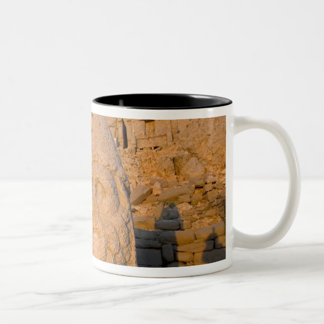 Caneca De Café Em Dois Tons estátuas de cabeças colossais de Deuses guardando  (Direita)