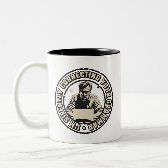 Caneca De Café Em Dois Tons Estou Corrigindo Sua Gramática Silenciosamente (Esquerda)
